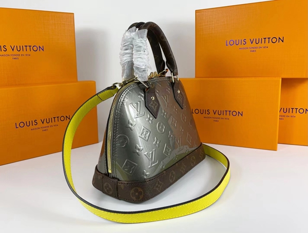 ルイヴィトンバッグ背面デザイン